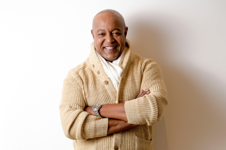 Këngëtari legjendar Peabo Bryson pëson goditje në tru