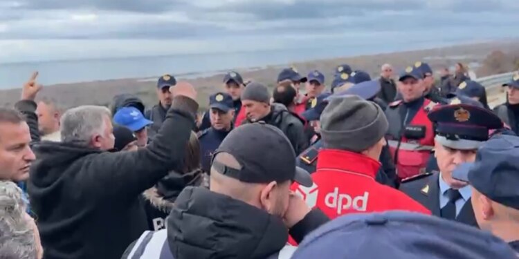 Edhe Rrjolli rrethohet nga gardhi me gjemba, banorët paralajmërojnë protestë kombëtare të shtunën