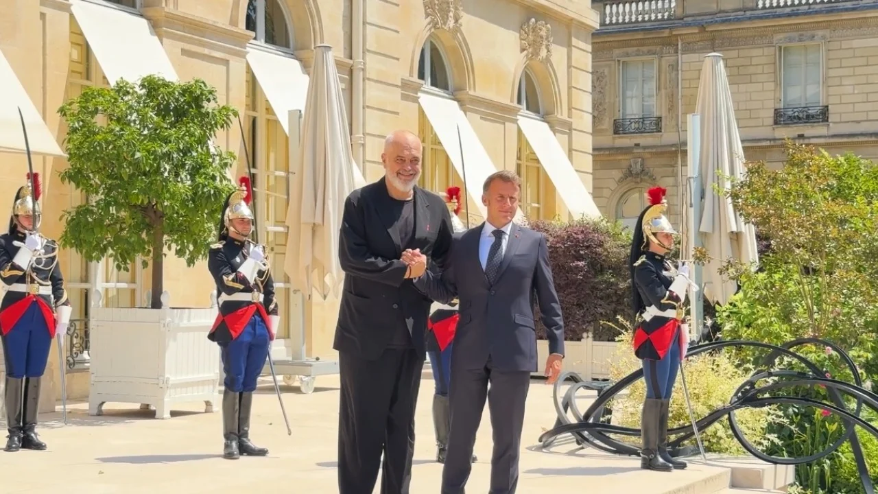 Rama mbërrin në Pallatin Elysee, i ftuar nga Presidenti Macron. Zbardhen temat e diskutimit