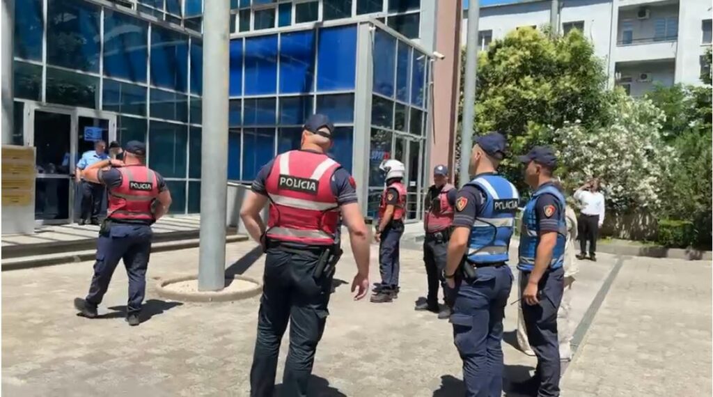 Sherr me grushte në Gjykatën e Posaçme, ndërhyn policia