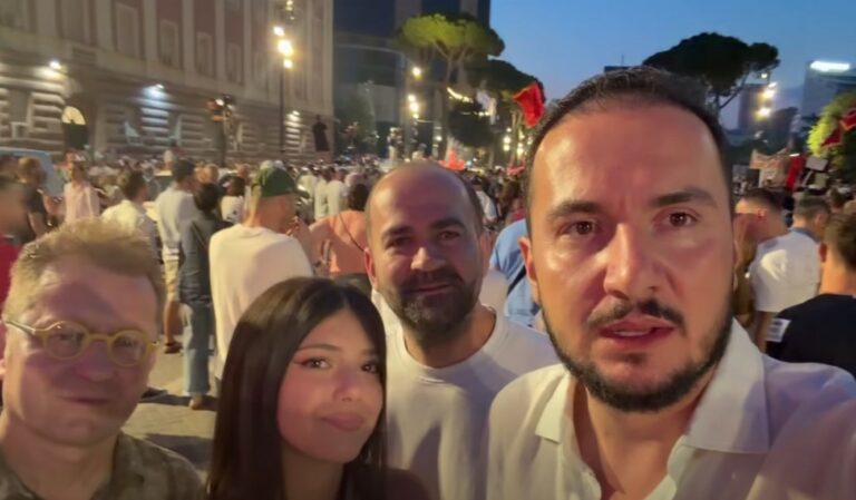 Salianji i bashkohet protestës para Kryeministrisë: Frika është shembur, shoqëria shqiptare është zgjuar