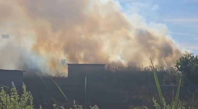 Zjarr i madh bie në Vlorë, në rrezik banesat