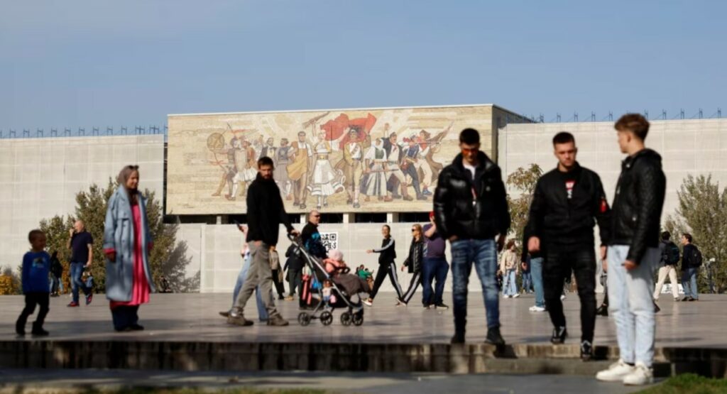 REL: Të rinjtë në Shqipëri dhe në Serbi gjithnjë e më të distancuar nga politika