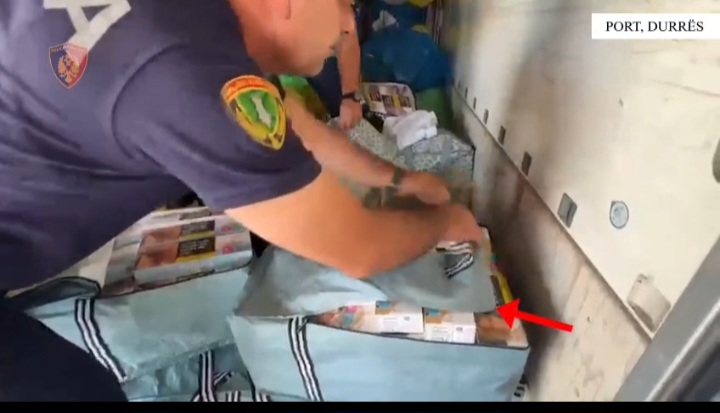 Goditet kontrabanda në portin e Durrësit, sekuestrohen 798 steka cigare dhe një kallash (VIDEO)