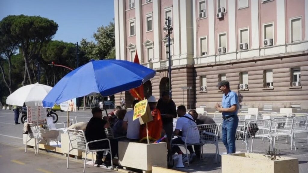 Disa qytetarë kalojnë natën para Kryeministrisë: Milje larg, një zë, një komb!