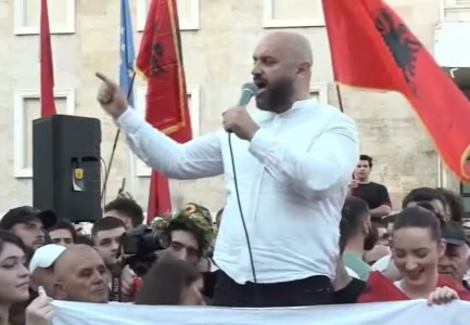 “Shqipëri e Re”/ Protestuesit kërkojnë kufizimin e mandateve dhe ndarjen e pushteteve