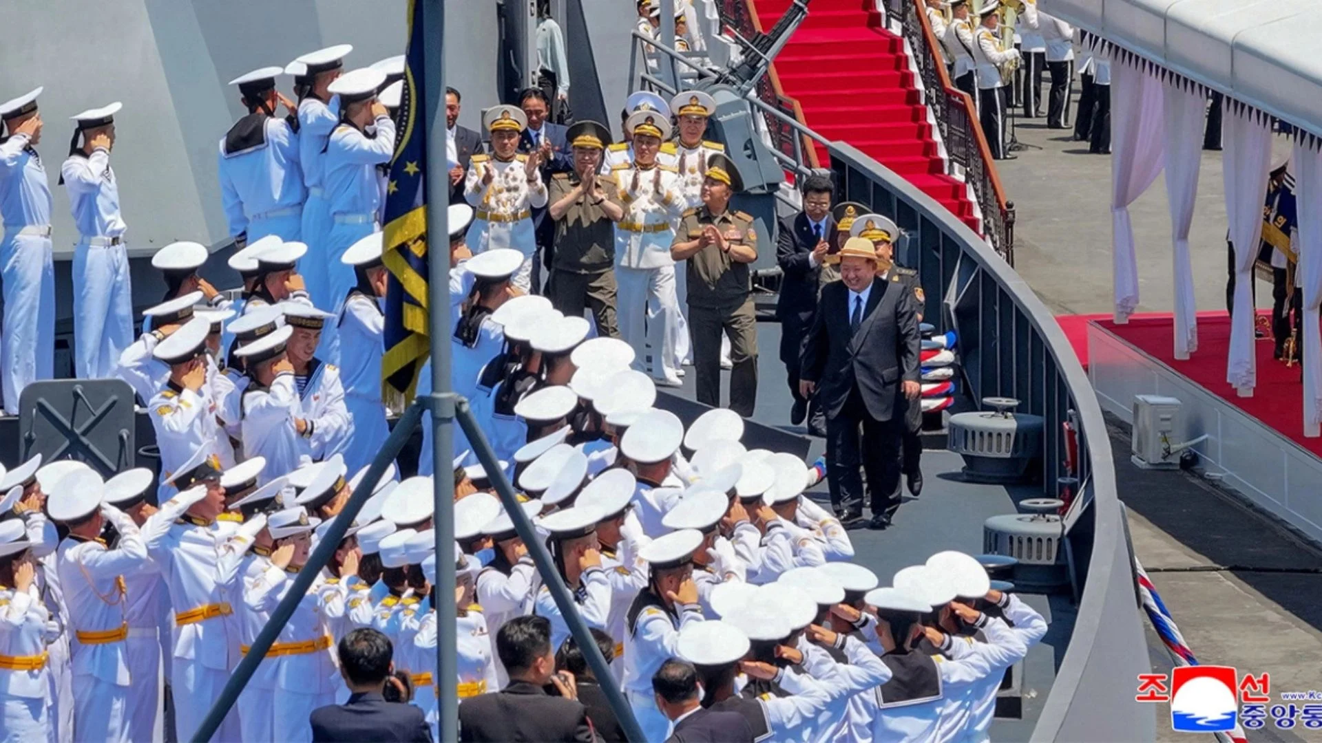 Koreja e Veriut vë në punë anijet 5 mijë tonëshe, Kim Jong Un: Do pajisin marinën detare me armë bërthamore