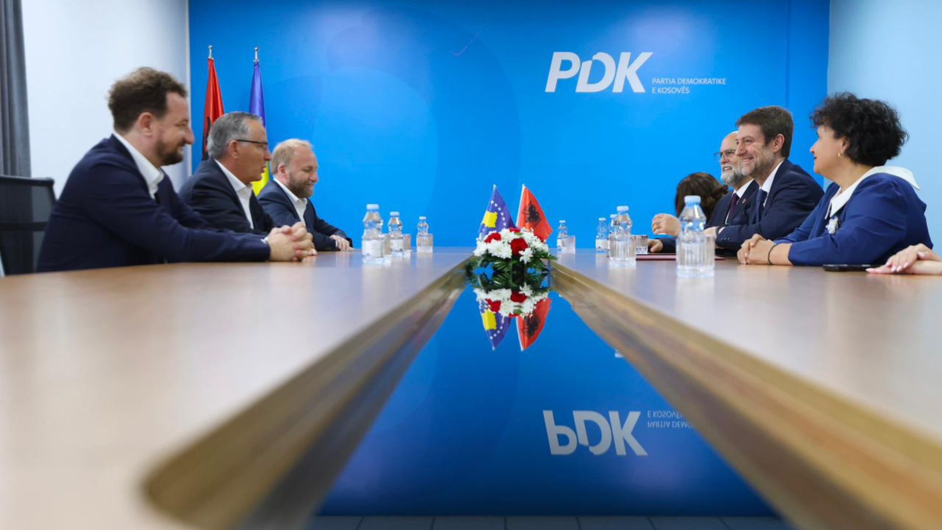Ministri Hoxha takim me kryetarin e PDK: Nënvizuam rëndësinë e konstituimit sa më të shpejtë të institucioneve të reja
