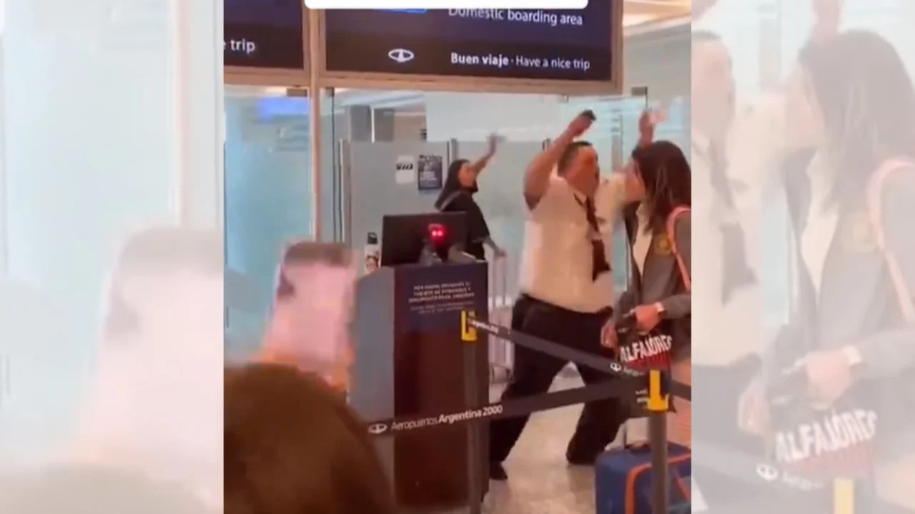 Moment epik, roja i Sigurisë në aeroport “braktis” pasagjerët për të festuar golin e Messit (VIDEO)