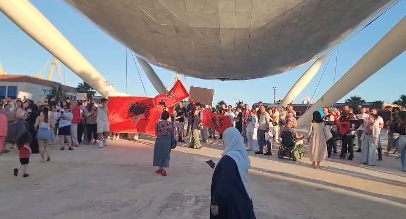 Protestuesit marshojnë nga bashkia e Durrësit te Veliera me thirrje në kor: Dorëheqje! Dorëheqje! (VIDEO)