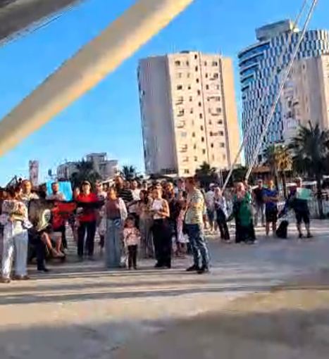 Protestuesit marshojnë nga bashkia e Durrësit te Veliera me thirrje në kor: Dorëheqje! Dorëheqje! (VIDEO)