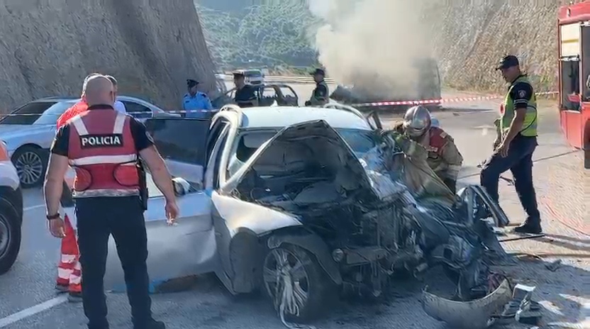 Aksidenti i rëndë në Radhimë/ 35-vjeçari u dogj brenda makinës pas përplasjes me furgonin me egjiptianë
