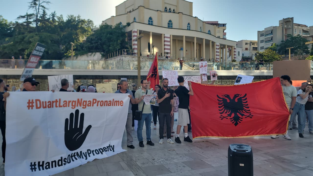 Nis në Durrës protesta me Himnin kombëtar, qytetarët mblidhen në ditën e dytë (VIDEO)
