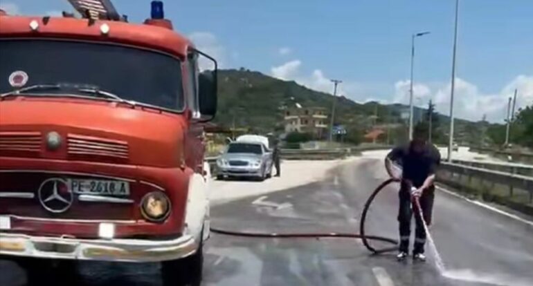 Kamioni përplaset me mbrojtëset metalike të rrugës