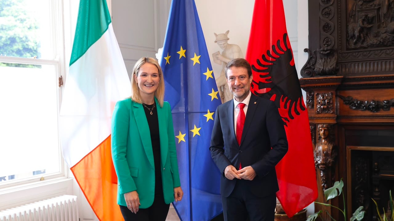 “Shqipëria hap së shpejti ambasadën e saj në Dublin”/ Ministri Hoxha pritet nga homologia e Irlandës