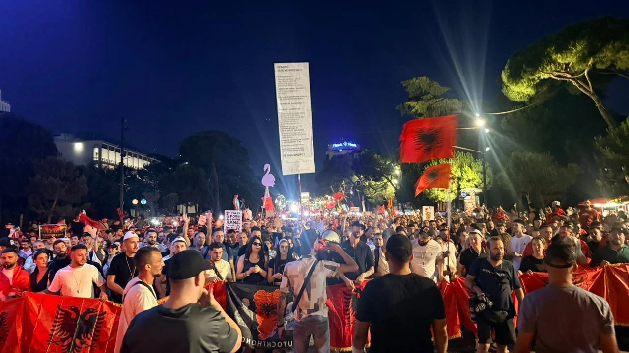 Gent Progni nga podiumi i protestës: Po mundohen të bllokojnë rrjetet sociale! Është shkelje e ligjit!