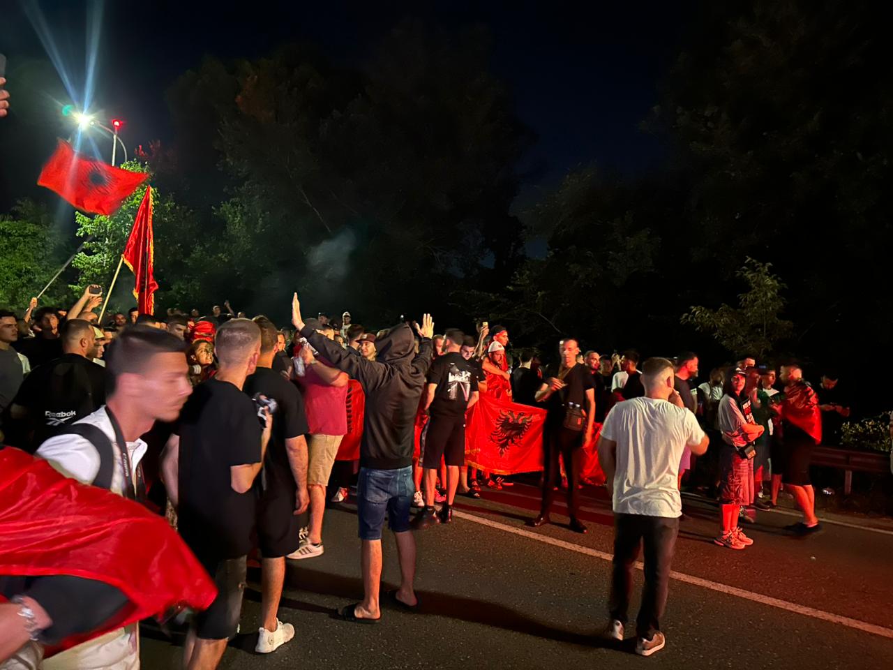 Bllokimi i autostradës dhe marshimi drejt Rinasit krijon debat mes organizatorëve të protestës, “përplasje” në rrjetet sociale