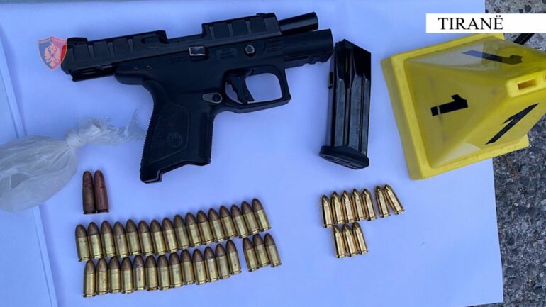 EMRI/ Plagosi dy persona në Paskuqan, arrestohet pas dy javësh 41-vjeçari! Gjatë kontrollit iu gjet armë dhe kokainë