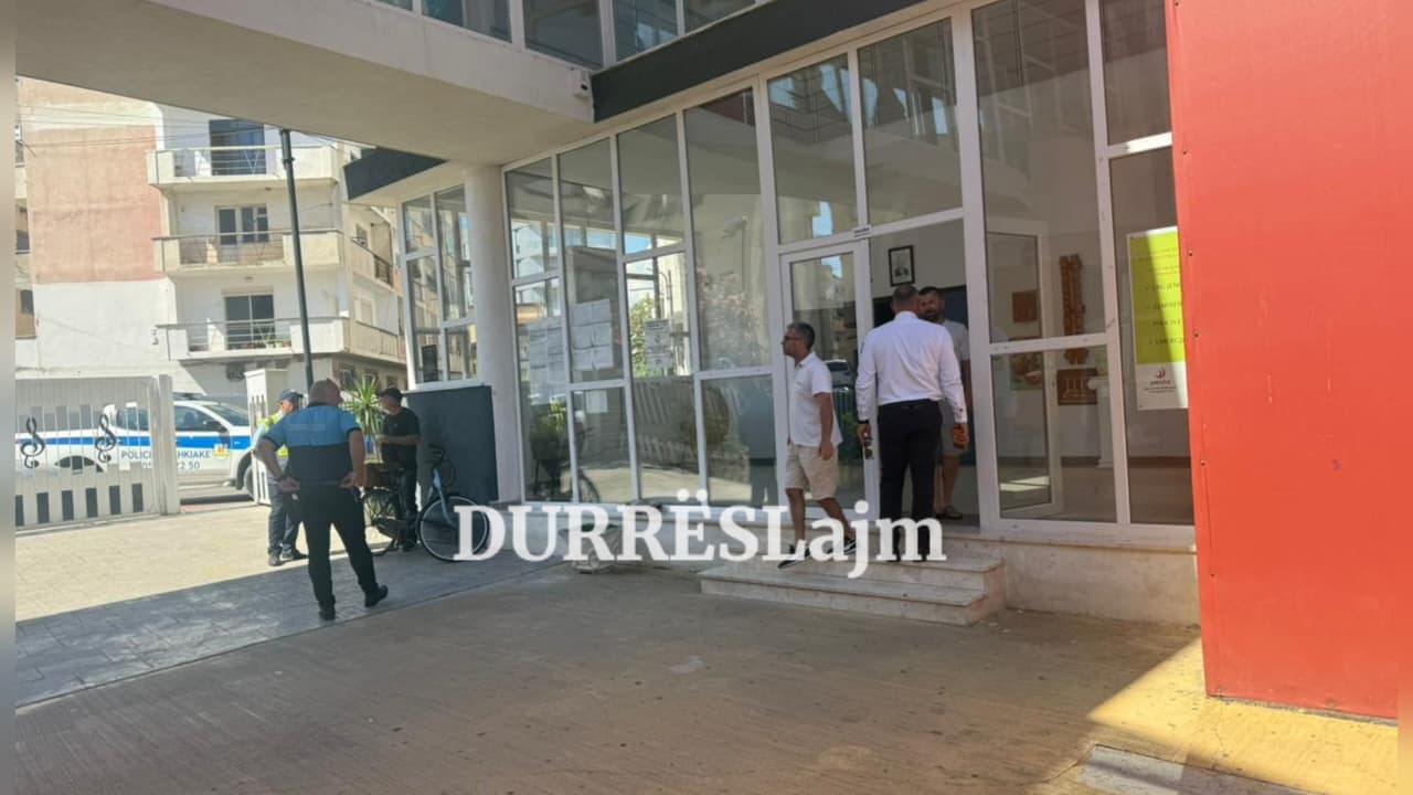 Policia Bashkiake Durrës tenton të marrë çelësat e sallës “Back box” të shkollës “Jan Kukuzeli” pa komunikim zyrtar më parë!