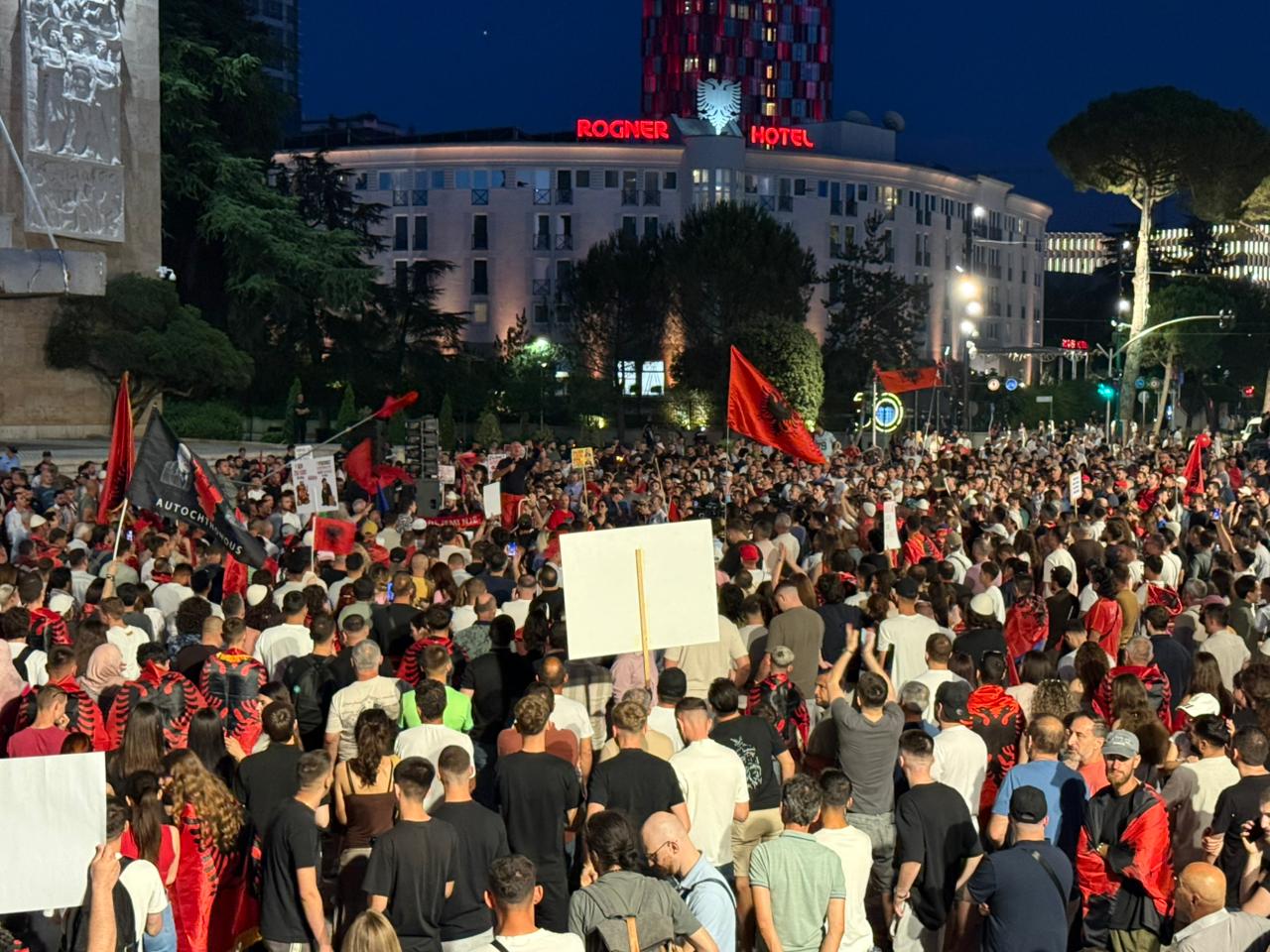 “Rama jepe dorëheqjen!”- Protesta e 20-të për largimin e kryeministrit, mijëra qytetarë nisin marshimin nëpër Tiranë