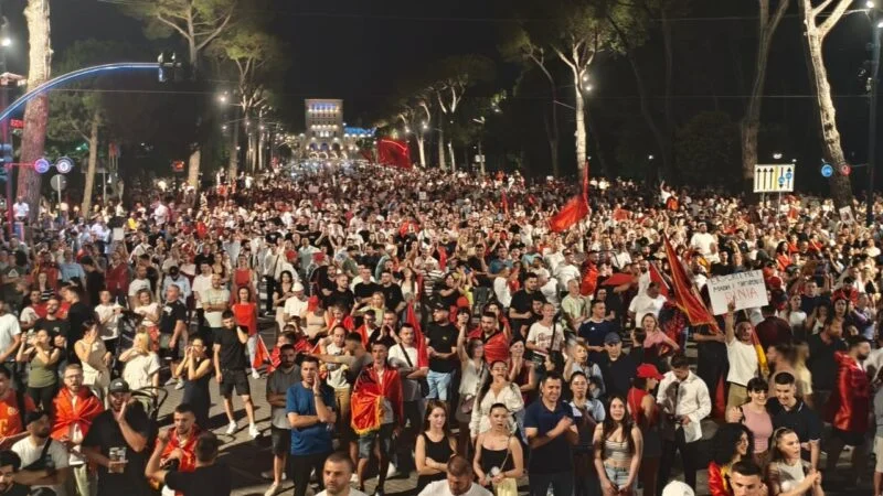 Protestuesit nisin rrethimin e Kryeministrisë: Sonte do ta gdhijmë këtu! Marshim gjithë natën