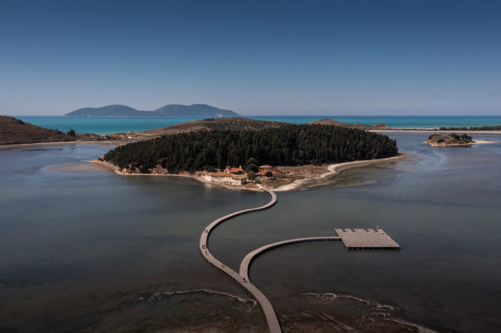 Dyshime për tjetërsimin e pronave në Zvërnec/ SPAK sekuestron llogaritë e “Albania Land Development” e Redi Strugës
