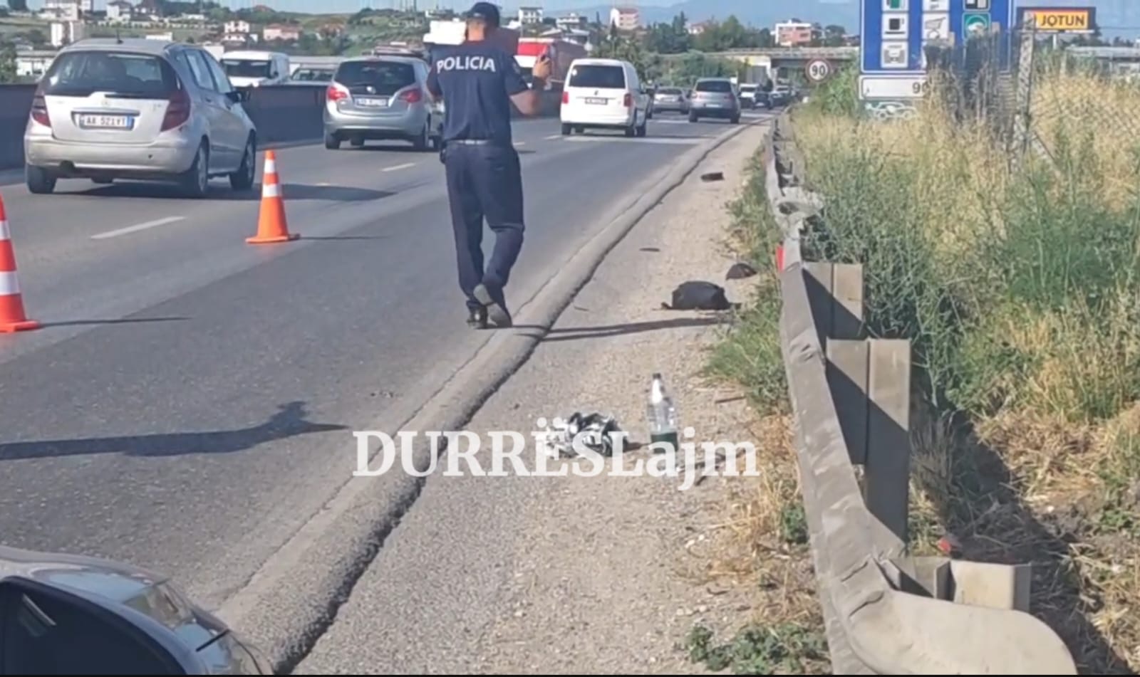 Aksident i rëndë në autostradën Tiranë-Durrës, makina përplas këmbësorin (Video)