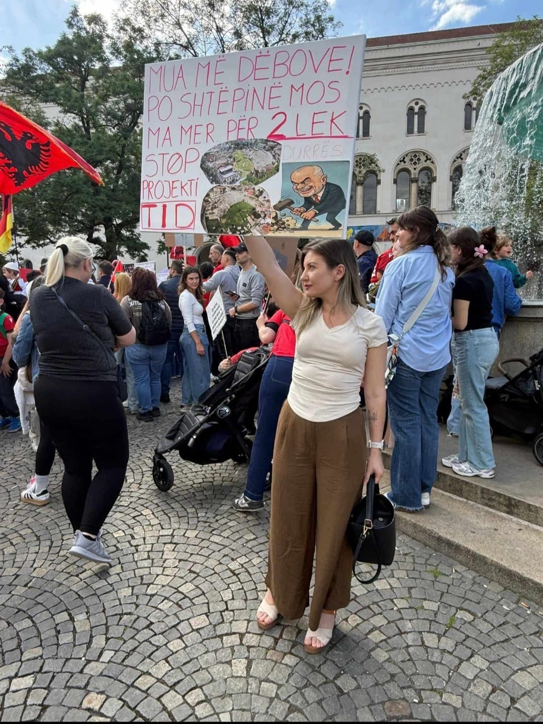 Shqiptarët protestojnë edhe në Mynih, qytetarja shpalos pankartën kundër projektit TID Durrës