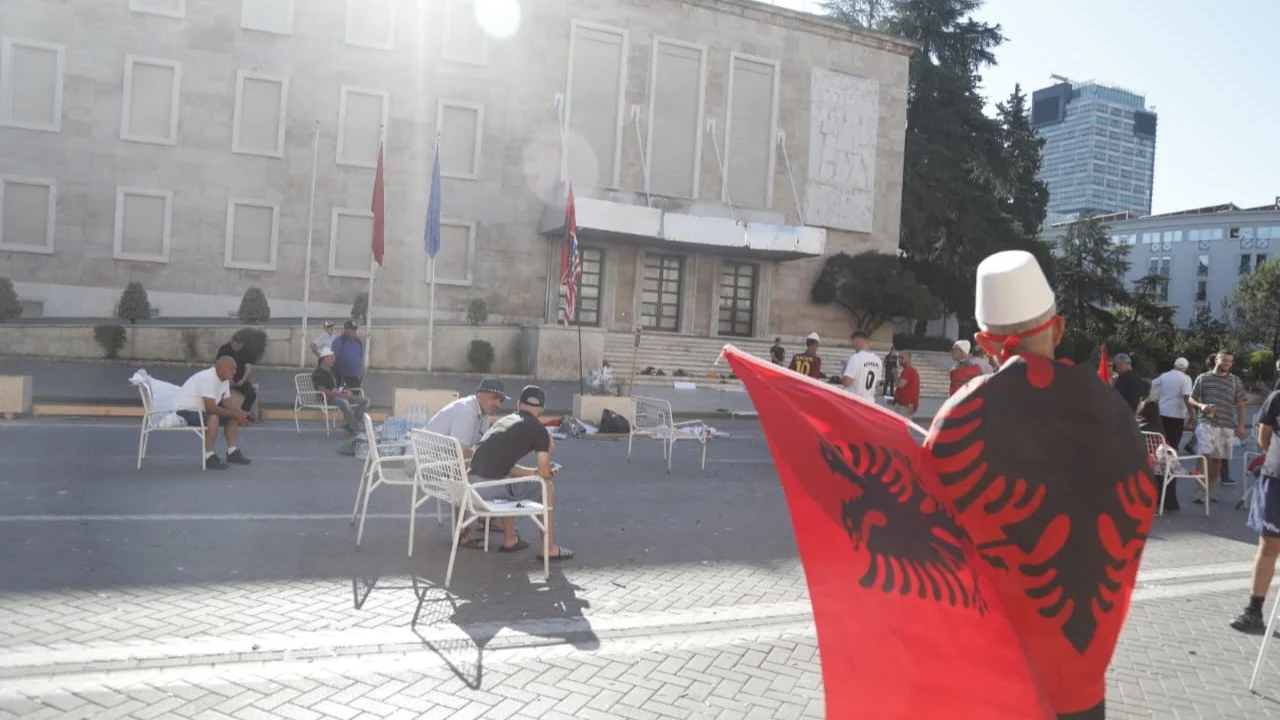 Dita e 21-të e tubimit/ Qëndruan deri në orët e para të mëngjesit para Kryeministrisë, policia procedon 9 protestues