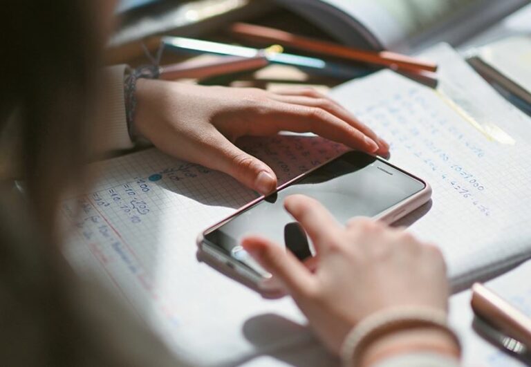Rritja e numrit të fëmijëve me çrregullime të ADHD/ Greqia ashpërson masat, propozohet projektligji për ndalimin e aksesit në internet