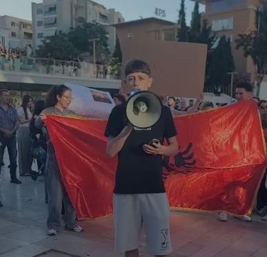 Adoleshenti në protestën në Durrës: Krijoni kushte për të rinjtë, ndaloni emigracionin!