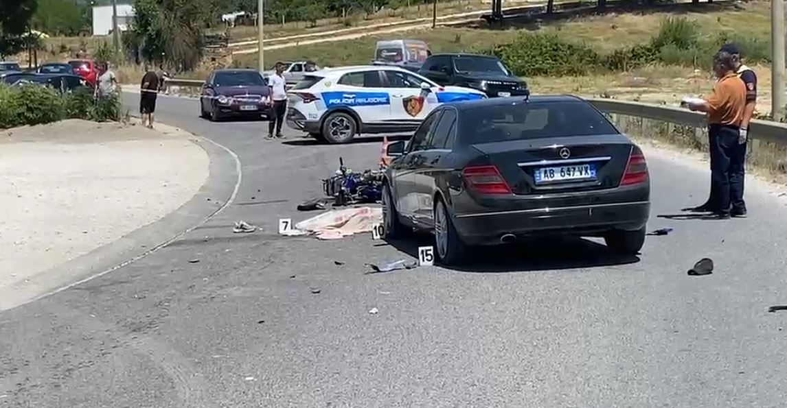 Aksident i rëndë, makina “Benz” përplas për vdekje drejtuesin e motorit! Policia arreston shoferin, dyshimet e para për shkakun