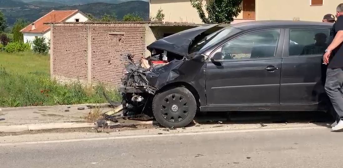 Makina përplaset me trafikndarësen, plagoset shoferi!