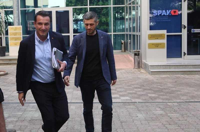 U shkarkua nga kryetarja e komanduar, rikthehet në detyrë Sekretari i Përgjithshëm i Bashkisë së Tiranës, Alban Dokushi
