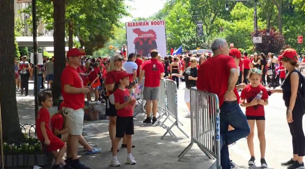 Nju Jorku vishet kuq e zi për Paradën e Shqiptarëve