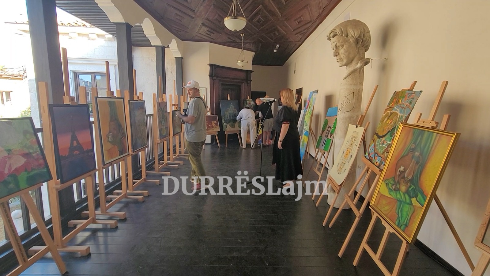 30 artistë të vegjël hapin ekspozitën “Kujtesa e Kohës” në Muzeun Etnografik të Durrësit (VIDEO)