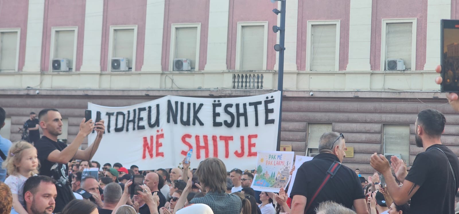 Si kurrë më parë, bulevardi “Dëshmorët e Kombit” mbushet plot me protestues, me banderola “Atdheu nuk është në shitje”