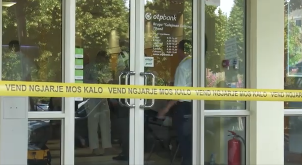 Grabitja e bankës OTP te Komuna e Parisit, arrestohet roja