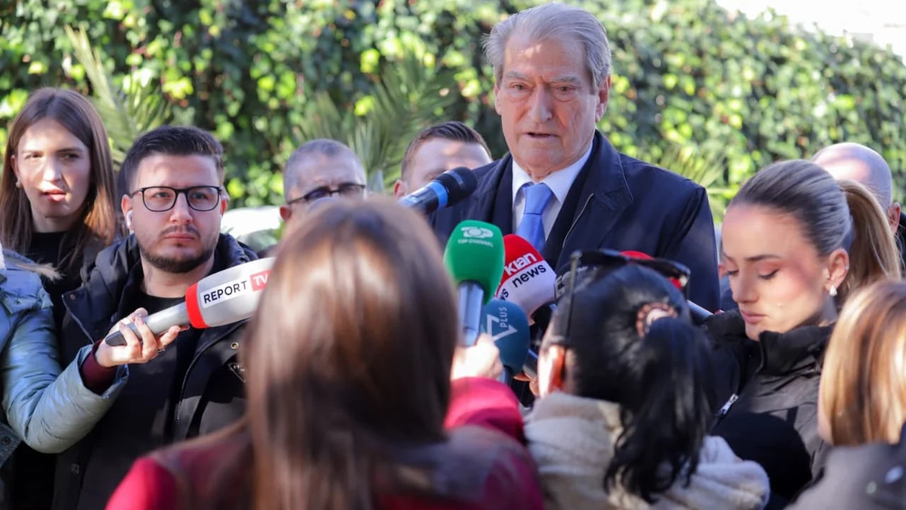 PD anulon foltoren e të hënës prej protestës së paralajmëruar për Zvërnecin? Berisha: Sot do mbështesim tubimin e Koalicionit për Familjen