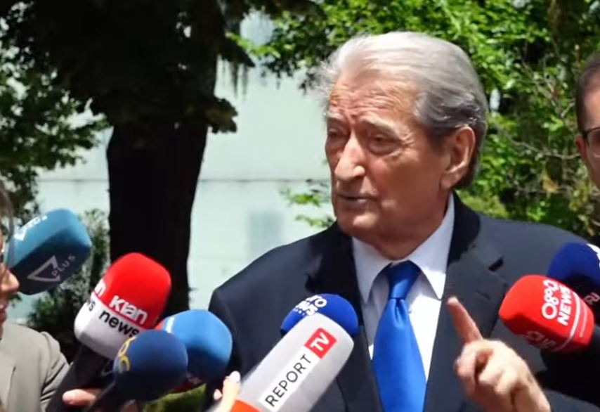 “Opozitë e shitur”/ Thirrjet e protestuesve para selisë së PD, Berisha: Tipa të stisur, mjerim i politikës