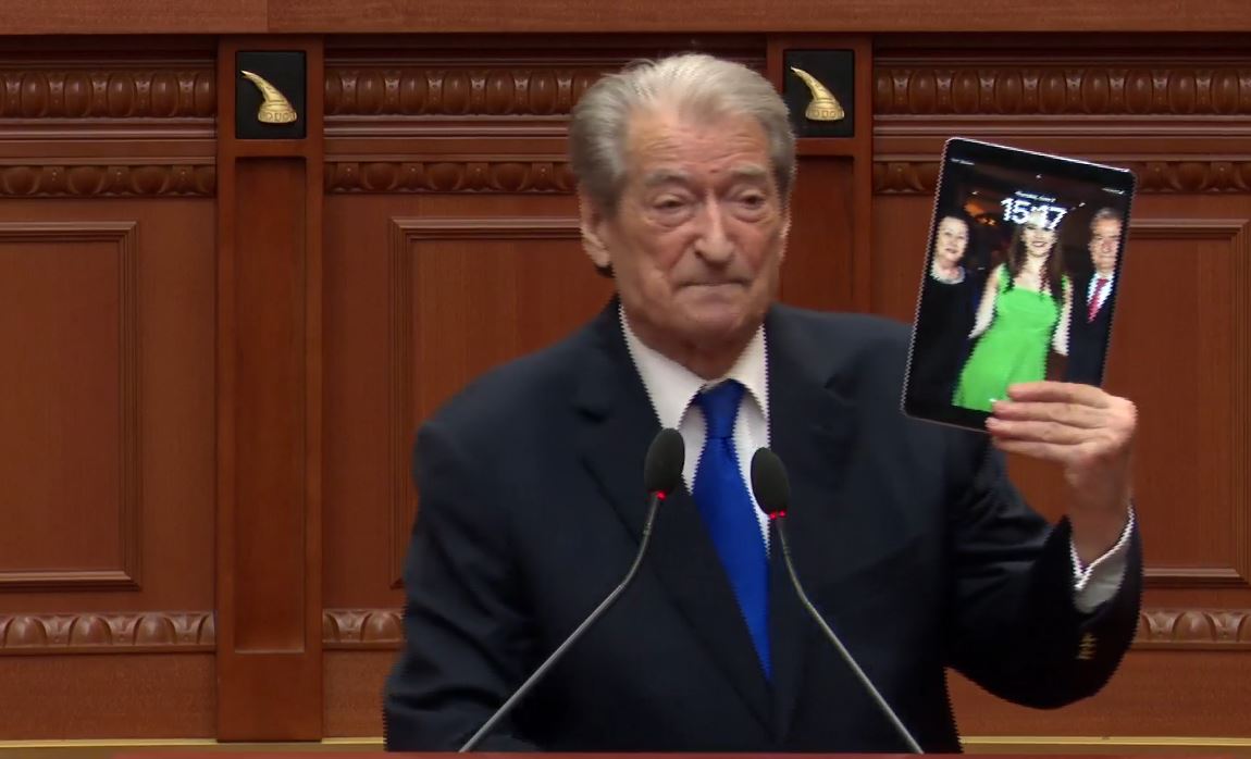 “Afera e Zvërnecit është botërore, zero transparencë”/ Berisha në Kuvend: Lërini skemat, sillni Ramën këtu! Asnjë studim mjedisi, po vjedh dhe Gjipenë! Jeni mafie!