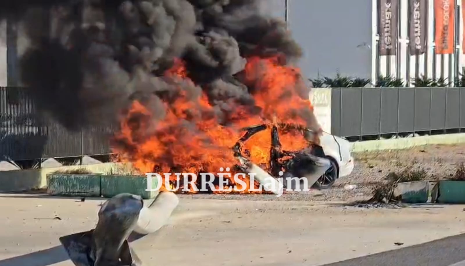 Automjeti përfshihet nga flakët në autostradën Durrës – Tiranë, bllokohet përkohësisht qarkullimi (VIDEO)