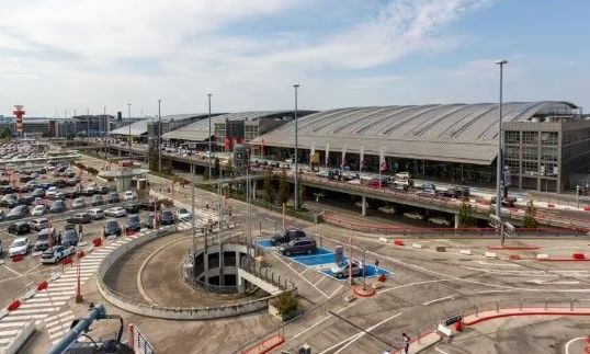 Alarm në Hamburg! Një pjesë e aeroportit evakuohet për shkak të një hetimi të madh policor