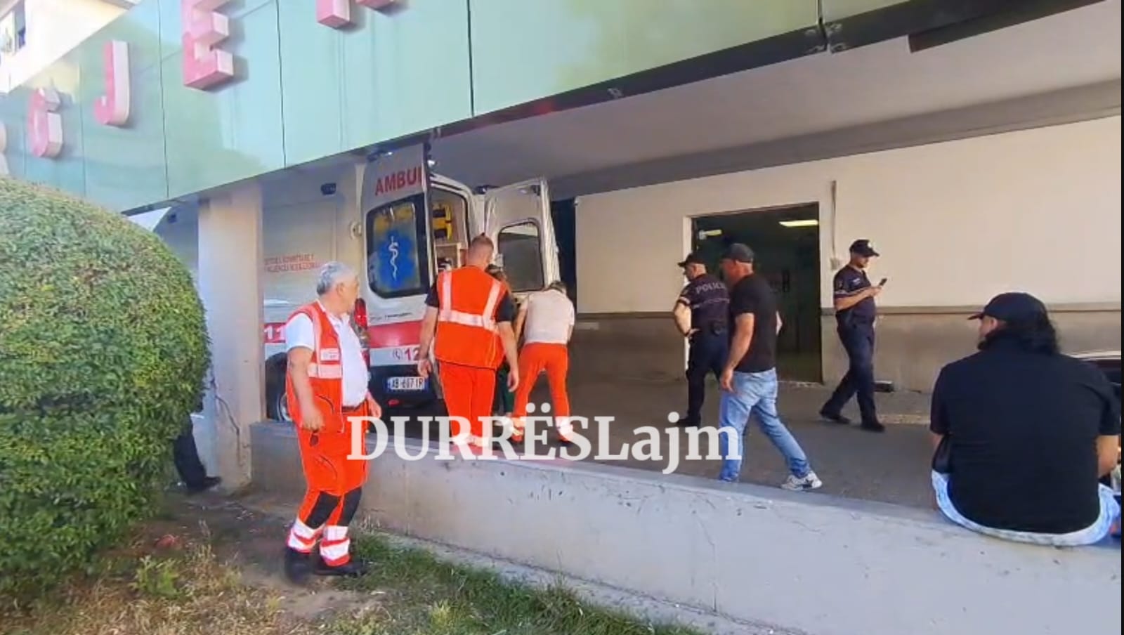 VIDEOLAJM/ Momenti kur i plagosuri nga Shijaku mbërrin me ambulancë në spitalin e Durrësit