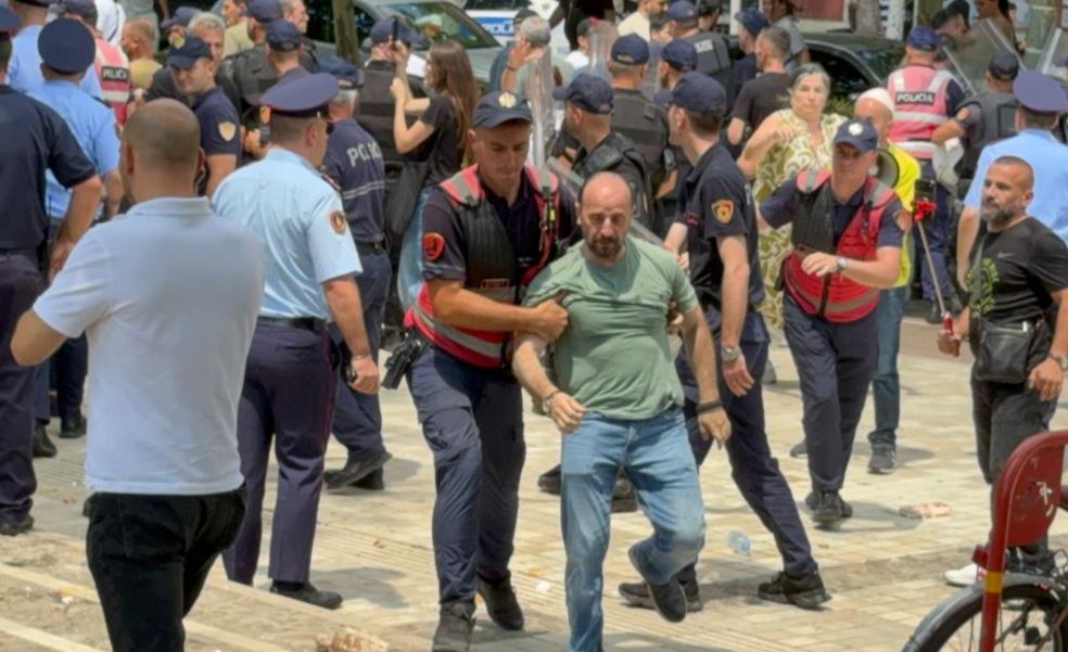 Përshkallëzohet situata para Parlamentit, policia shoqëron Dritan Goxhajn dhe një person tjetër