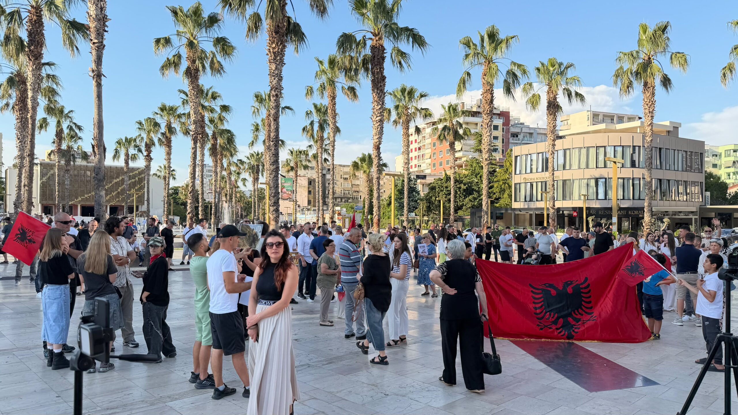 Përfundon protesta në Sheshin Liria, nis marshimi i protestuesve