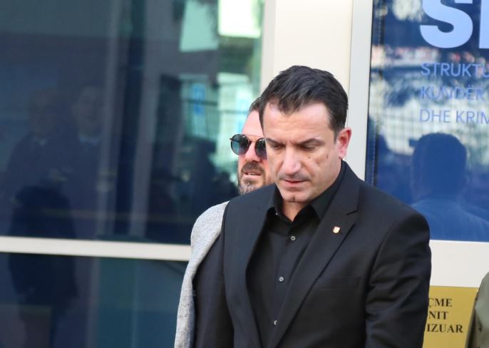 I dha celularin Veliajt gjatë transferimit në burg, lirohet polici