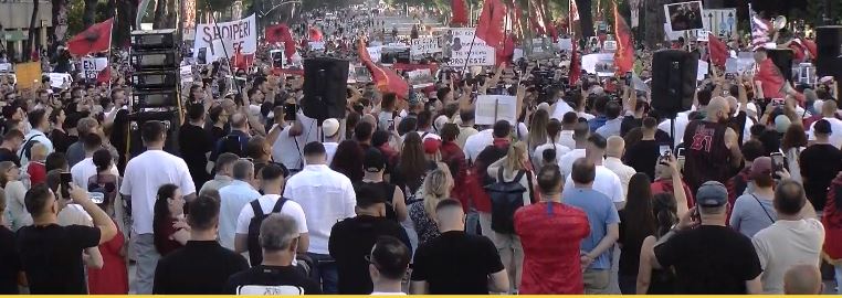Dita e 8 e protestës, protestuesit mbërrijnë te Kryeministria: Rama në burg, Berisha në burg