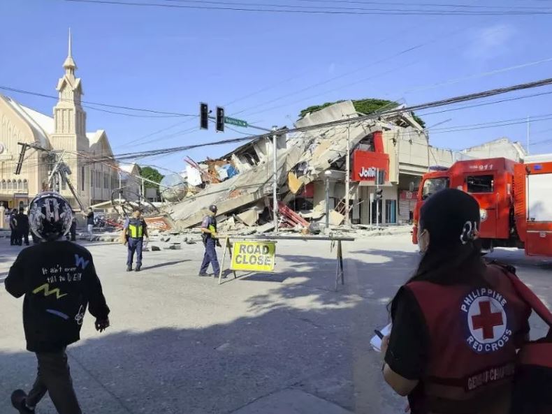 Tërmet shkatërrues 7.8 ballë në Filipine, të paktën 15 viktima