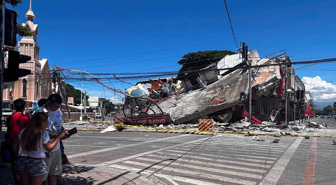VIDEO/ Tërmet dhe tsunami, rritet bilanci i tragjedisë në Filipine, 32 të vdekur, dhjetëra të zhdukur dhe mbi 200 të plagosur! Shikoni si rrafshohen ndërtesat 